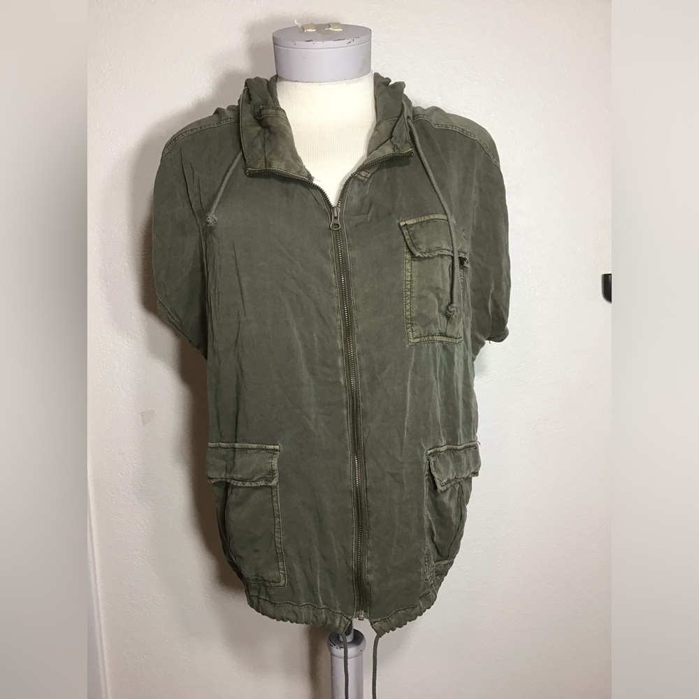 NEW. MAURICES WOMENS GREEN VEST UTILITY MILITARY HOODED SHORT SLEEVE Sz XL.